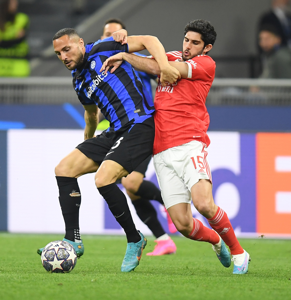 埃泽：丁丁是高水平足球思想家，这类球员是我自幼仰望的榜样（埃泽盛赞丁丁拥有顶级足球思维：这类球员自幼便是我的楷模）