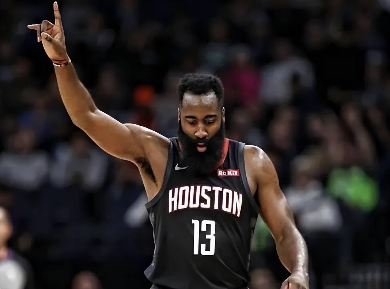 上海申花客场对阵广岛三箭，虽0-2落败，但有望晋级，展现顽强斗志，助力海港复仇。（申花客场0-2负广岛三箭 仍存晋级曙光，顽强斗志助力海港复仇）