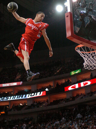 篮球篮网双核合砍70分，强势带队赢球（篮网双星火力全开轰下70分，率队强势取胜）