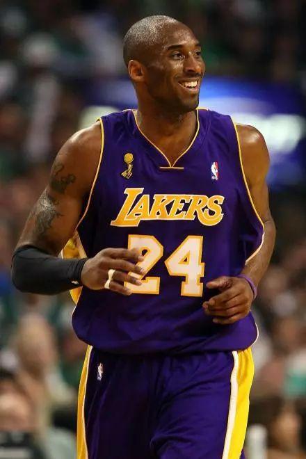 齐达内现身看台观战二儿子卢卡代表阿尔及利亚的非洲杯首秀（齐达内到场观战，见证次子卢卡代表阿尔及利亚完成非洲杯首秀）