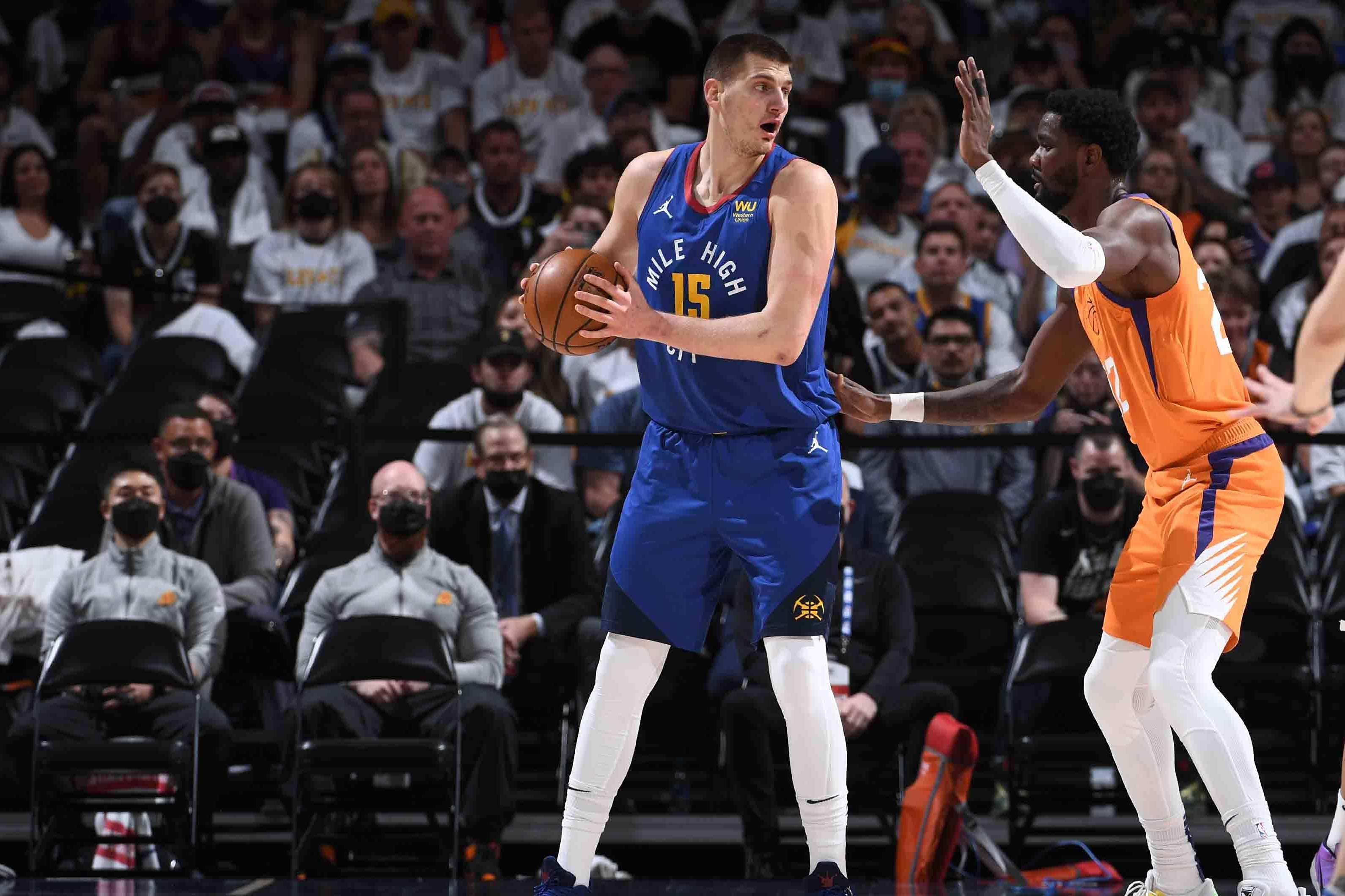 卡马乔：维尼修斯国家德比被换下有情绪正常，5分钟就没事了（卡马乔：维尼修斯在国家德比被换下情绪波动属正常，五分钟就平复了）