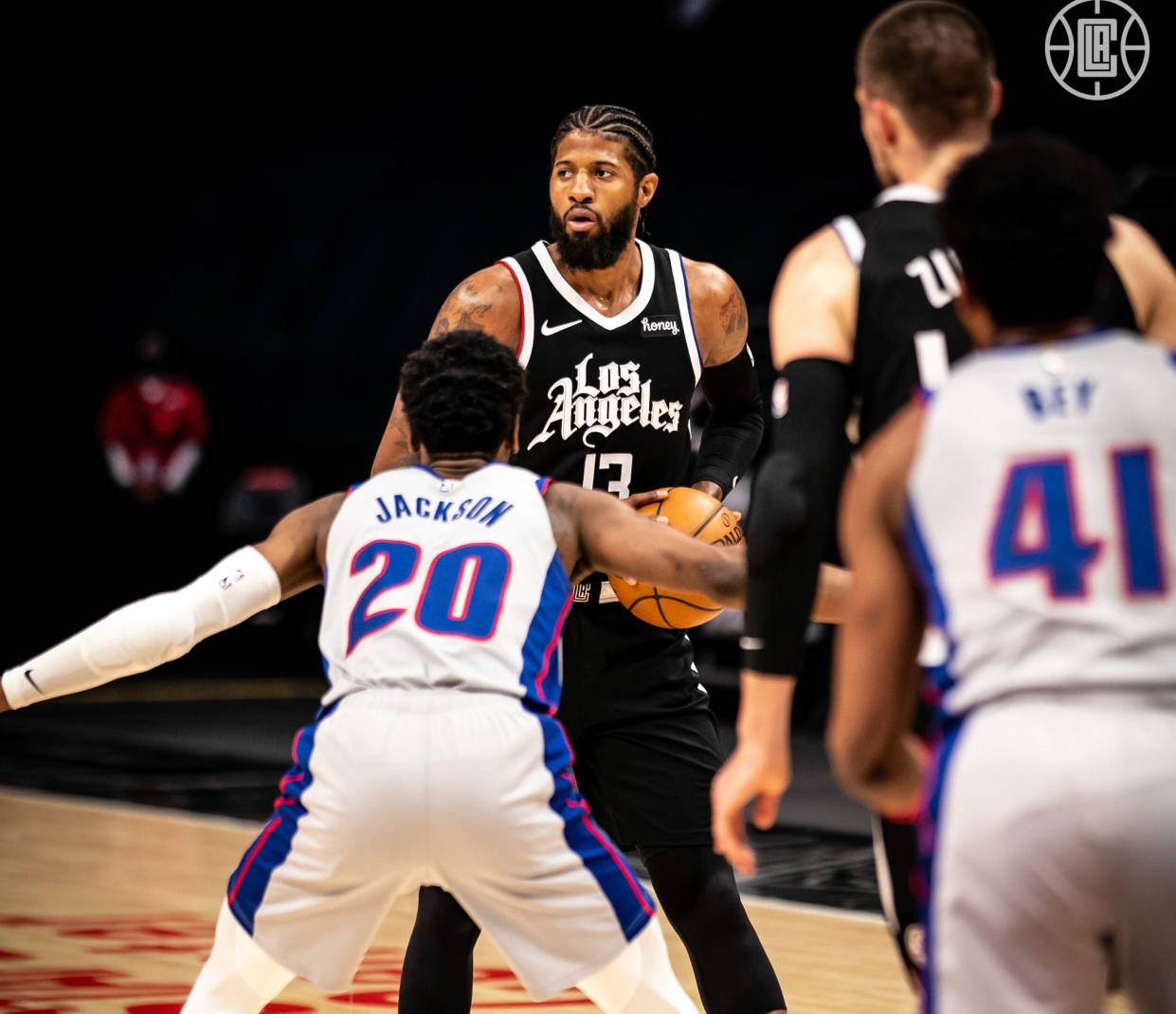 硬仗选手！布伦森无限单挑上半场25分奠定基调 全场40分赛季新高（布伦森强势接管：半场25分定基调，全场40分创赛季新高）