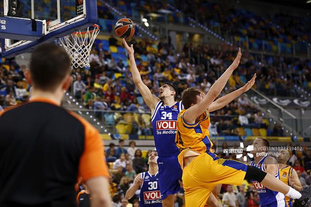 广东男篮防守稳固力克上海（广东男篮凭强悍防守击败上海队）