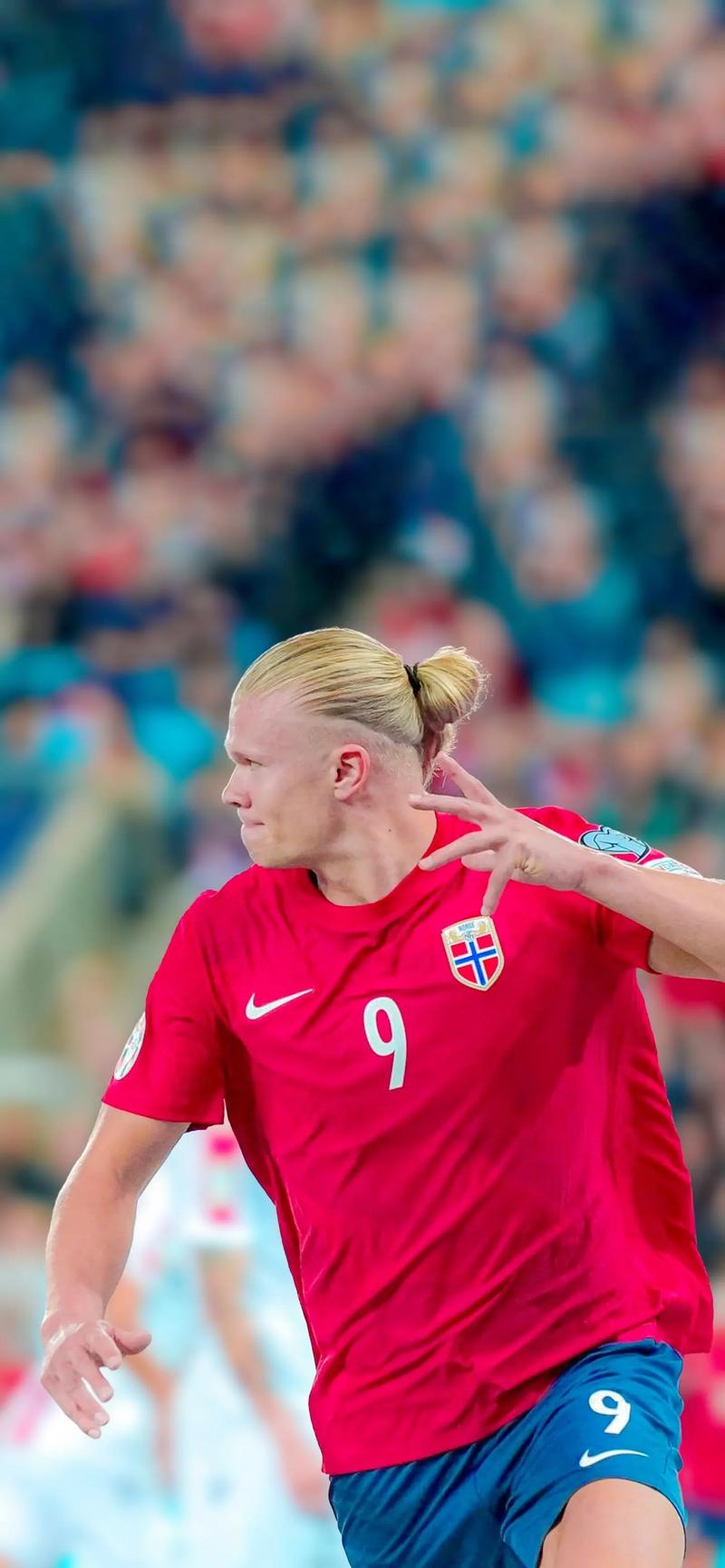 罗伯逊：萨拉赫是队史最佳之一，希望能继续与他并肩作战（罗伯逊盛赞萨拉赫为队史顶尖之一，盼继续与其并肩作战）