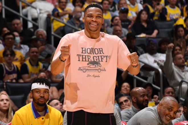 埃基蒂克助攻涉手球争议，主裁观看VAR核查（埃基蒂克助攻引发手球争议，主裁场边观看VAR回放）