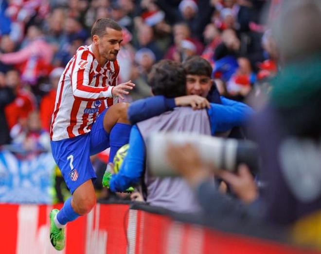 拜仁大胜巩固榜首（拜仁狂胜稳居榜首）