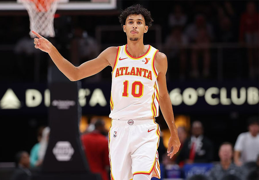 格里马尔多破门，勒沃库森队史第二次欧冠做客英格兰取得领先（格里马尔多建功，勒沃库森队史第二次欧冠客战英格兰先拔头筹）