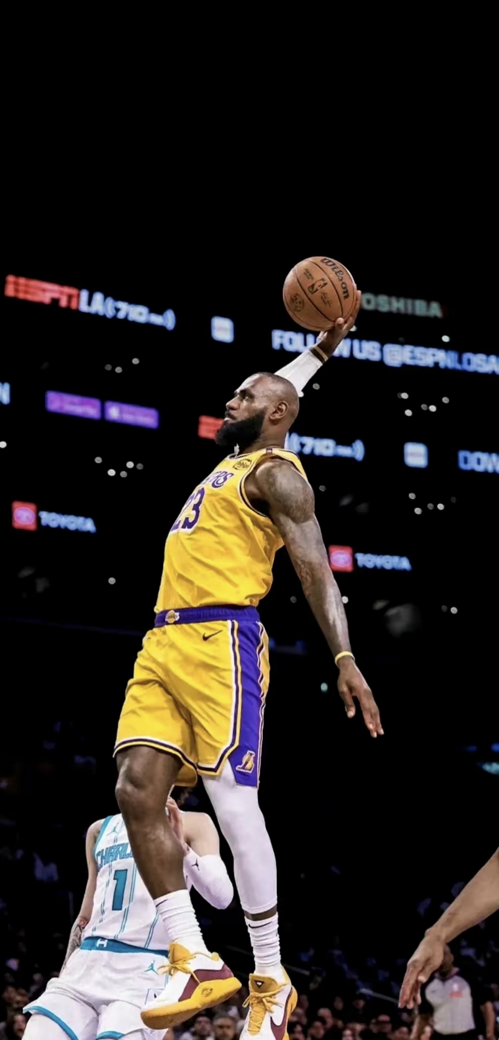 篮球湖人球员连续三场得分上双（湖人球员连续三场砍下两位数得分）