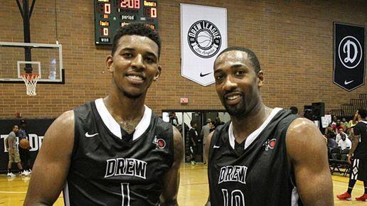 足球这项运动陪伴了我整个初高中，今天我十八岁了，...（从初中到高中，足球一直相伴；十八岁的今天，...）