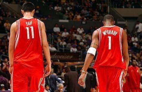 暖心！暂停期间全场观众为追梦儿子齐唱生日歌（温馨瞬间！暂停时全场球迷为追梦之子合唱生日歌）