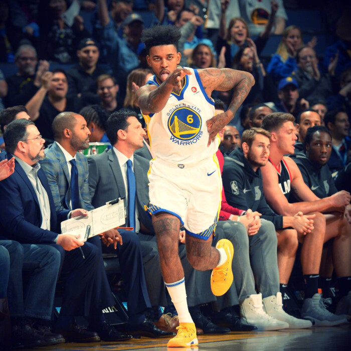 手感火热！小巴里·布朗首节3记三分球轰下11分1板1助1断（状态火热！小巴里·布朗首节连中3记三分，豪取11分1板1助1断）